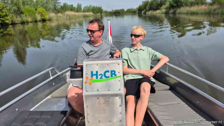 Vader en zoon varen Elfstedentocht met waterstofboot voor het goede doel