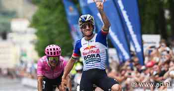 Remco Evenepoel schrijft geschiedenis met vierde zege Clásica San Sebastian: ‘Dit was de moeilijkste’