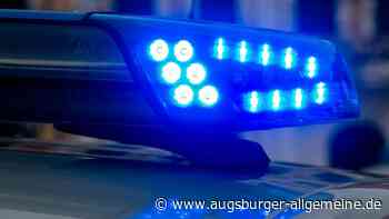 Auto kollidiert mit Traktoranhänger: Zwei Verletzte