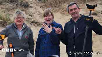 'Hero' detectorists reunite newly-weds with rings