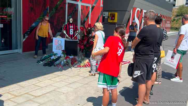 Il piccolo altare laico per Franco Baresi: l’affetto dei tifosi con foto, rose, disegni, palloncini. “6 per sempre con noi”