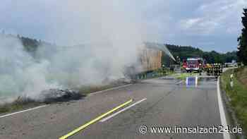 Brand auf der B299: Anhänger mit Strohballen steht bei Erharting in Flammen
