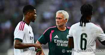Denzel Dumfries maakt debuut voor Real Madrid, waar José Mourinho hem als vleugelaanvaller laat spelen
