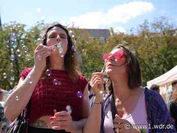 Tausende Menschen feiern CSD in Bonn