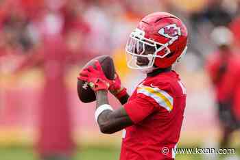 Former Texas wide receiver leaves Chiefs camp with shoulder injury