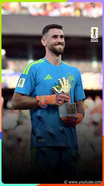 Unai Simon wins adidas Golden Glove Award at the #FIFAWorldCup 🧤