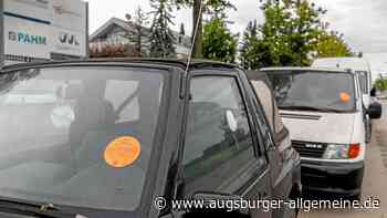 Abgemeldet und zurückgelassen: Illegaler Autofriedhof an Derchinger Straße in Augsburg sorgt für Ärger