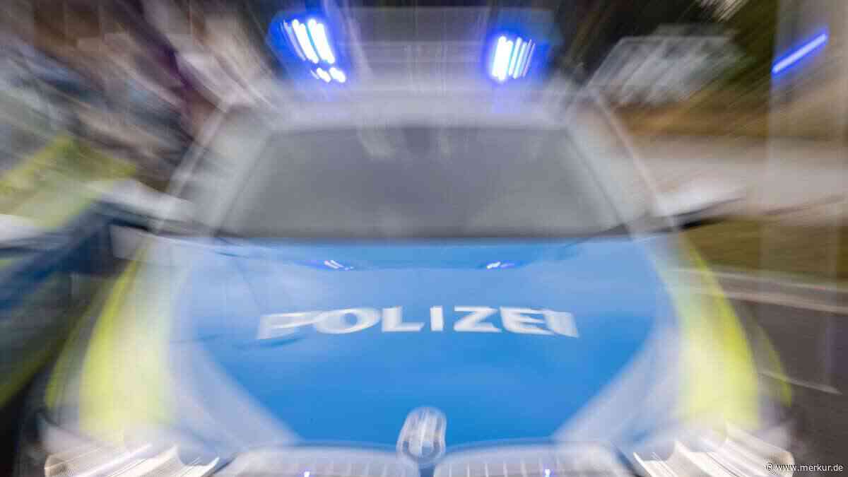 A99: Flughafentransferbus kracht auf Wohnmobil
