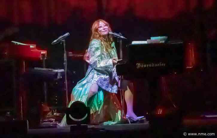 Watch Tori Amos cover ‘Falling Slowly’ in tribute to Glen Hansard