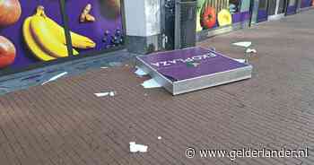 Bord valt van gevel van supermarkt in centrum van Nijmegen