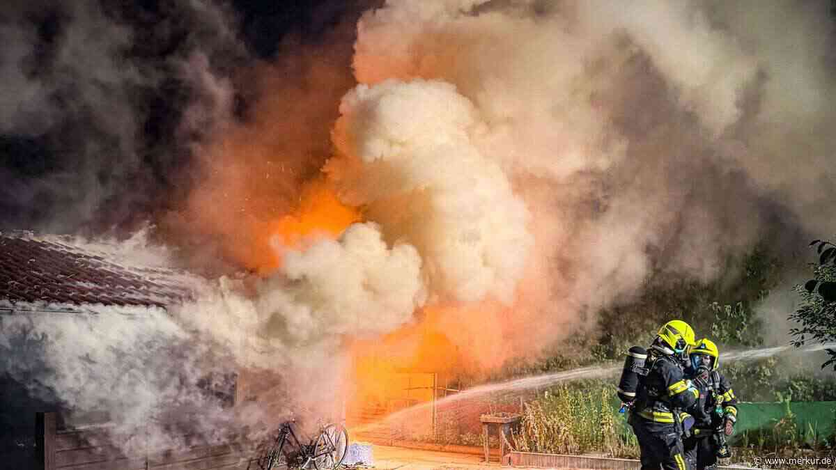 Gartenhütte in Unterhaching brennt lichterloh – Feuerwehr muss Dach öffnen