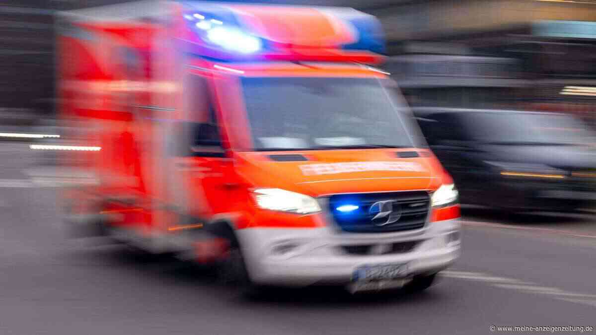 Mercedes Vito rast ungebremst über Kreuzung und landet in der Dorfen