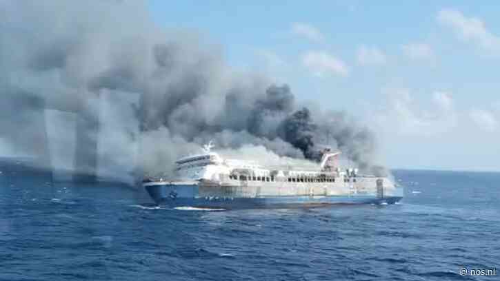 Indonesische ferry gaat in vlammen op, vijf doden en tientallen mensen vermist