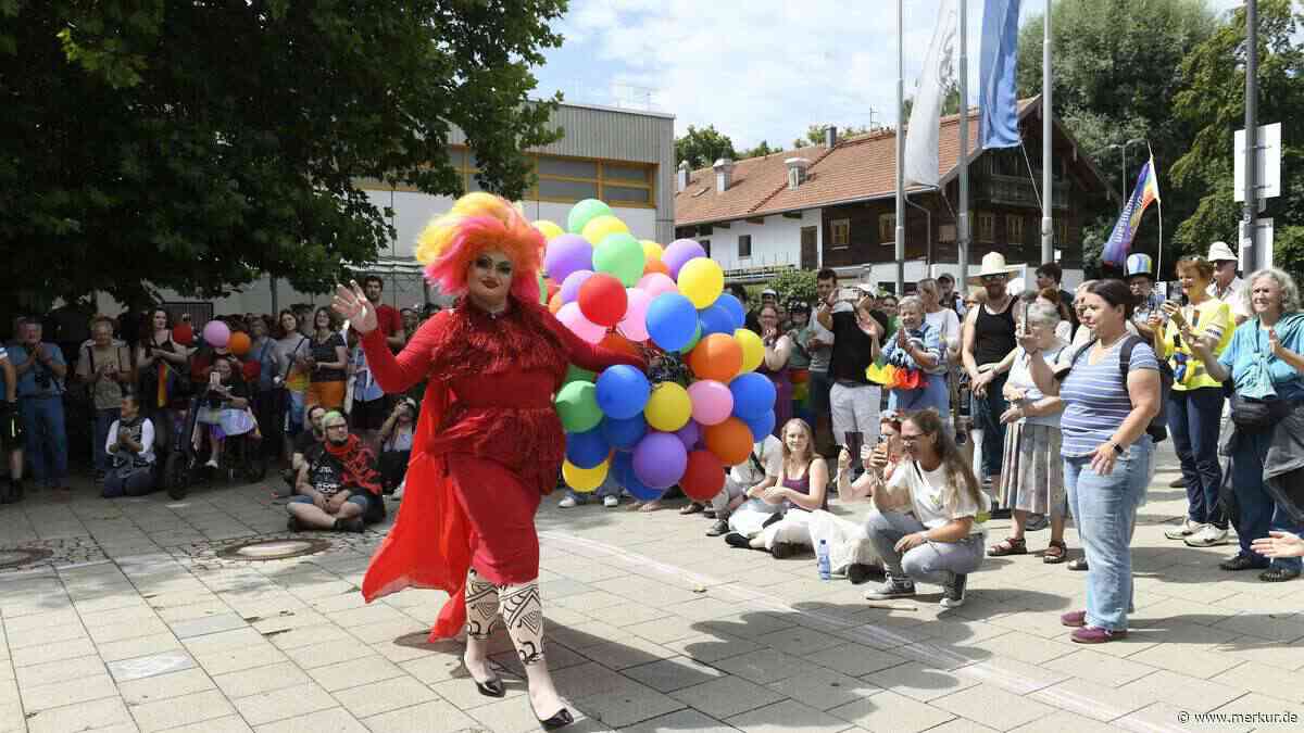 „Bleibt stolz“: 350 feiern CSD-Mut trotz Hass und Polizeischutz - Eine Woche nach Berlin-Attentat