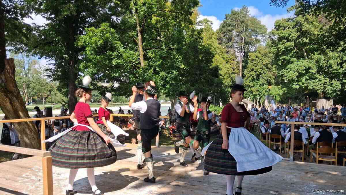 „Verbindet die Menschen und öffnet die Herzen“: Neues Format mit Musik, Tracht und Tradition lockt 200 Zuschauer an