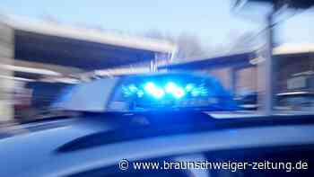 Unter Drogen am Steuer: Frau kracht im Kreis Peine in Hecke, Laterne und Carport