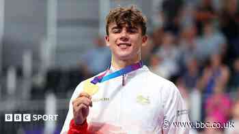 Hobbs avoids crash to win second cycling gold