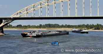 Met veel kabaal komt groot vrachtschip bijna vast te zitten op de Waal in Nijmegen