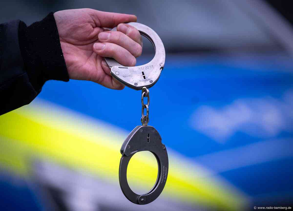 Mann schlägt Polizisten ins Gesicht – zwei Beamte verletzt