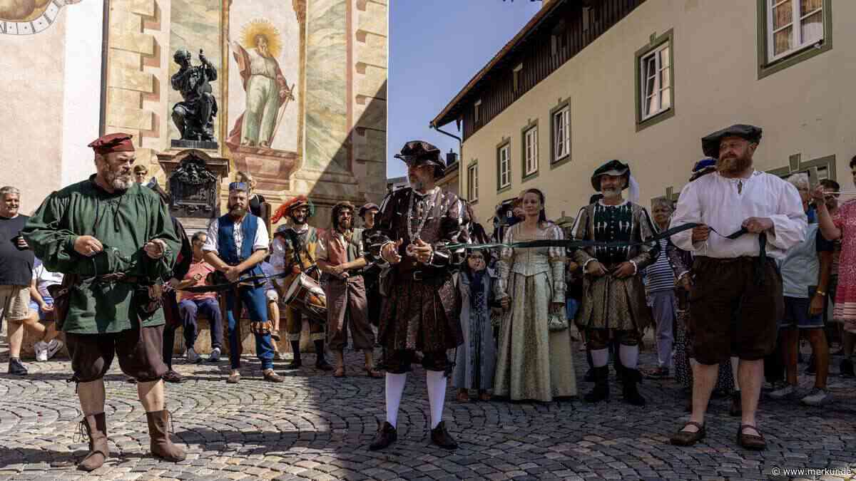 Bozner Markt in Mittenwald eröffnet – und Regen kann Stimmung nicht trüben