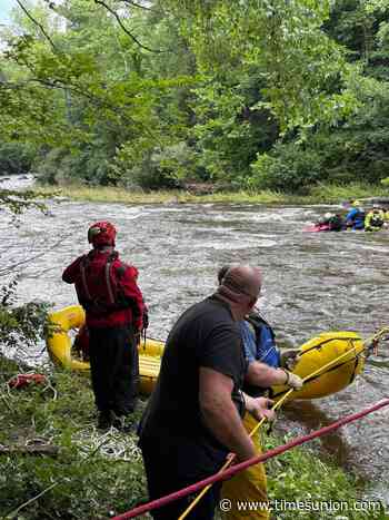 Men rescued after boat capsizes in raging Kinderhook Creek