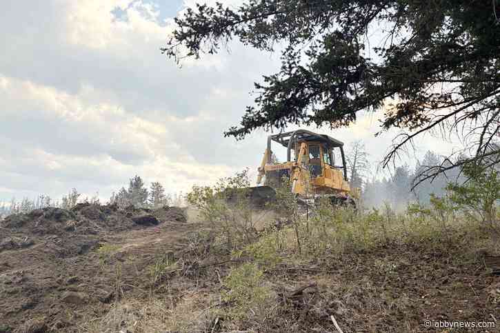 Pear Lake wildfire near Clinton grows to 115,438 hectares