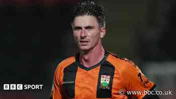 Eastleigh sign experienced striker Hawkins