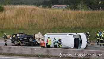 A94 bis in die Nacht gesperrt: Transporter kippt bei Dorfen um – Heli landet auf Autobahn