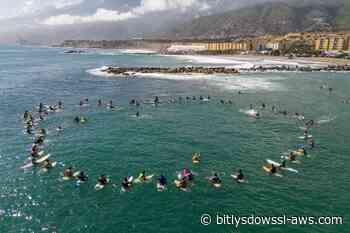Homenaje en las olas de La Guaira a los surfistas fallecidos tras terremotos