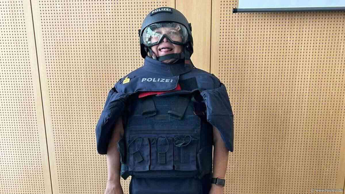 Schlagerstar Nicki posiert in 20-Kilo-Polizeirüstung und zollt Beamten höchsten Respekt