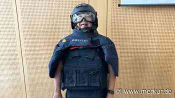 Schlagerstar Nicki posiert in 20-Kilo-Polizeirüstung und zollt Beamten höchsten Respekt