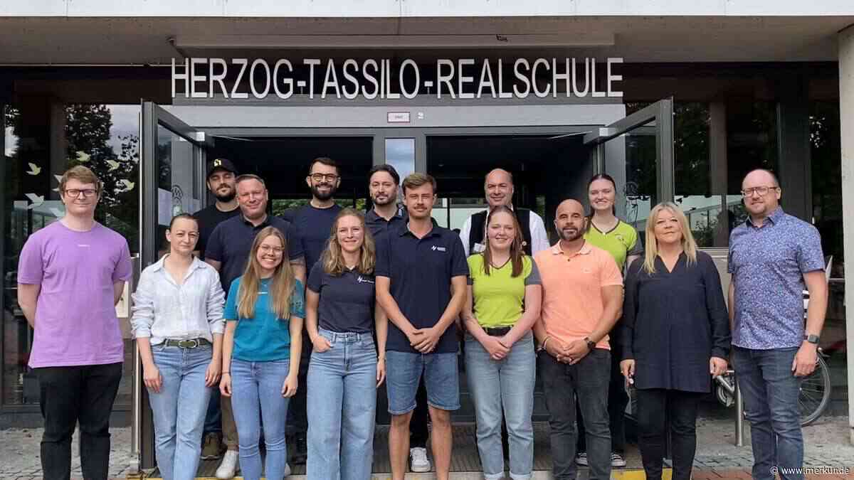 Tag des Handwerks: 130 Schüler flechten Haare, schmirgeln Brillen und bauen Handyhalterungen