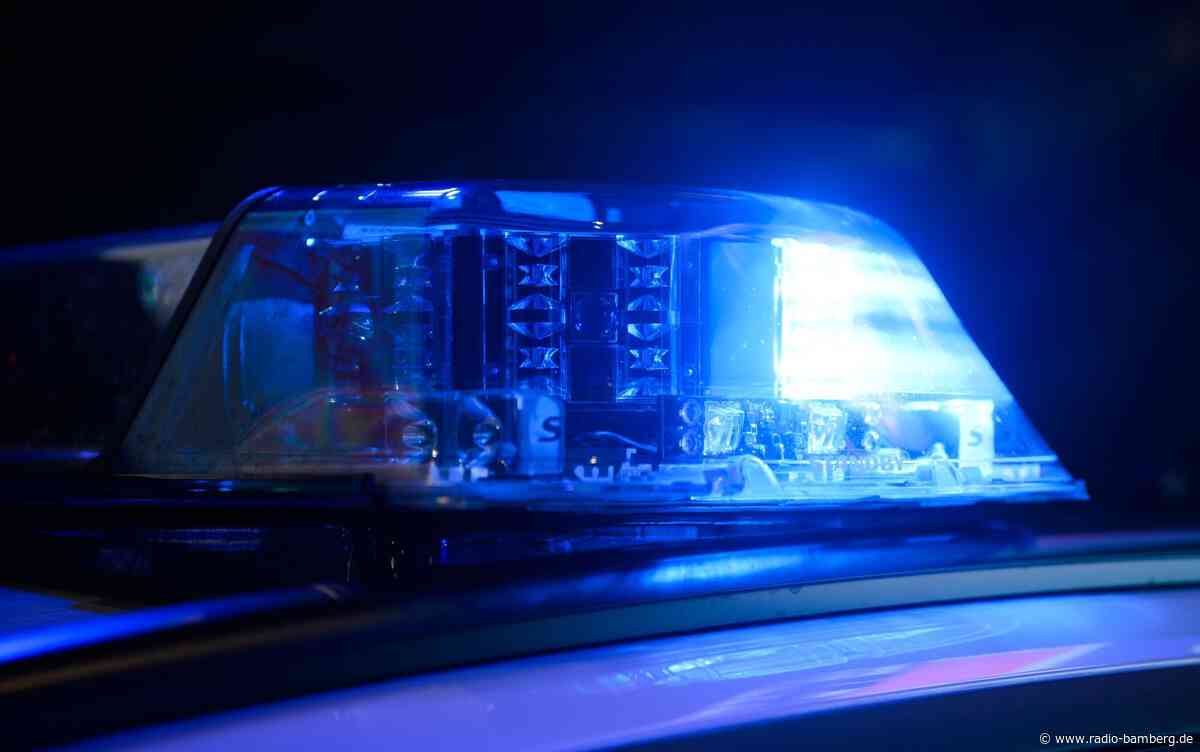 Auto bleibt in Wald auf Dach liegen – Fahrer in Lebensgefahr