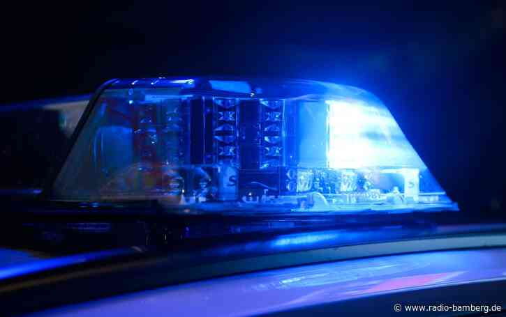Auto bleibt in Wald auf Dach liegen – Fahrer in Lebensgefahr