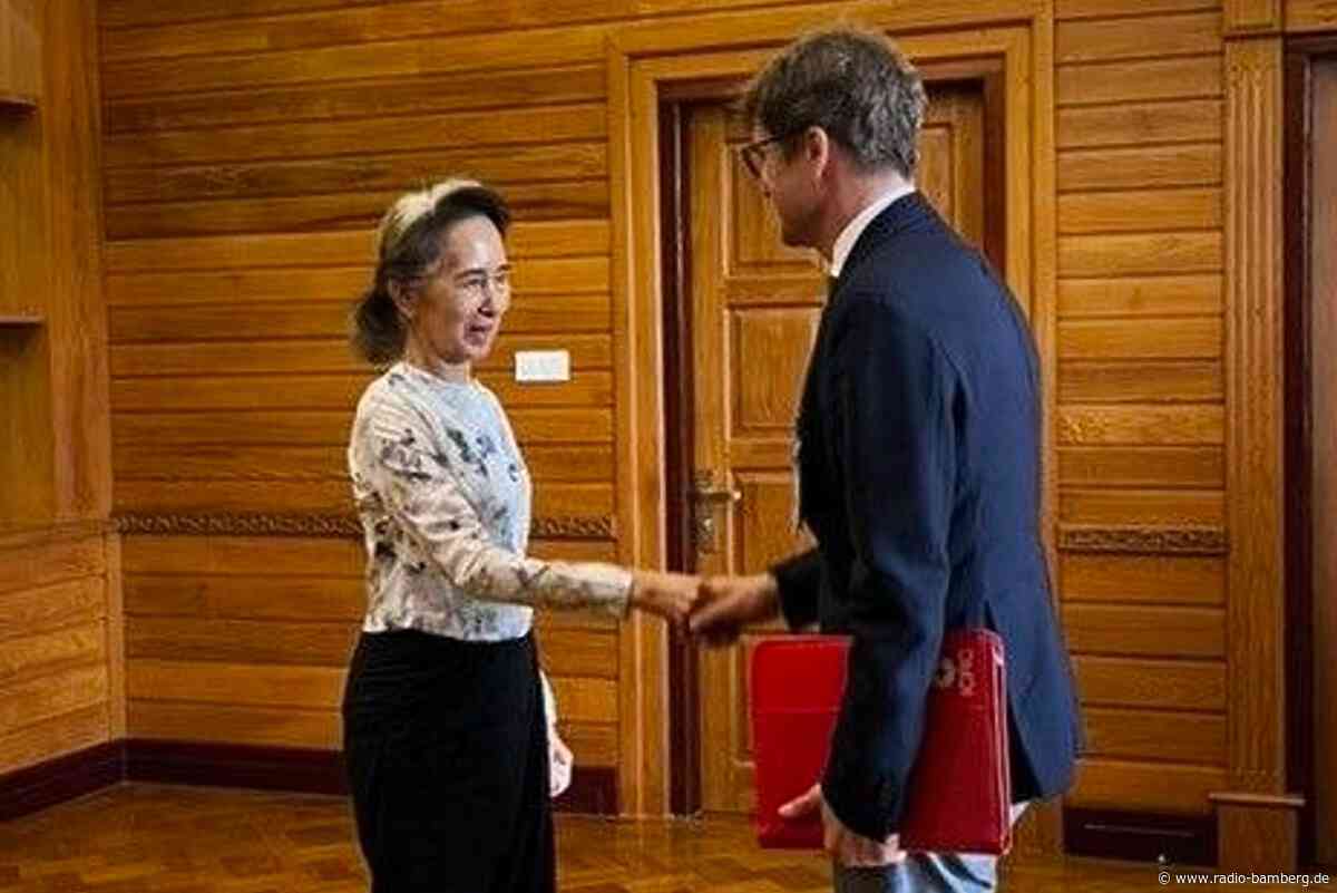 Seltene Bilder von Aung San Suu Kyi: Treffen mit Rotem Kreuz