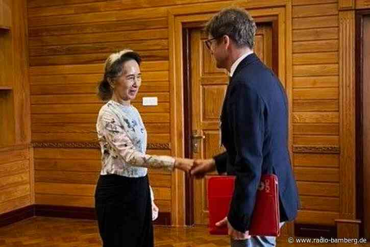 Seltene Bilder von Aung San Suu Kyi: Treffen mit Rotem Kreuz