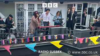 Nick Cave surprises Brighton shoppers