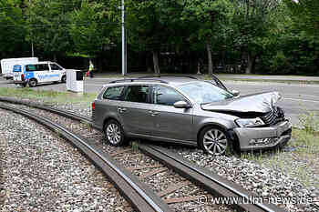 Unfallauto landet im Ulmer Straßenbahn-Gleis