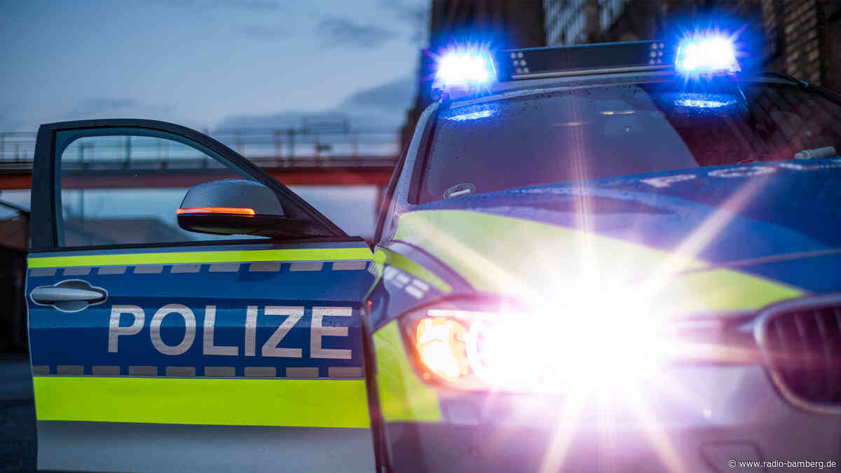 Autofahrer übersieht abgesicherte Unfallstelle und rammt Polizeiauto