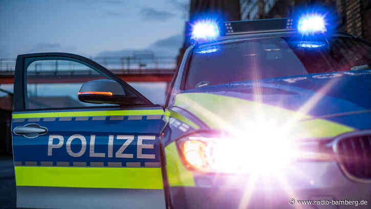 Autofahrer übersieht abgesicherte Unfallstelle und rammt Polizeiauto