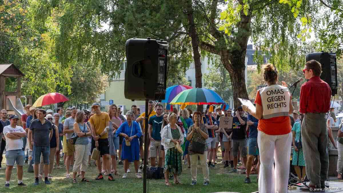 „Holzkirchen prüft die AfD“ – Rund 150 Menschen demonstrieren
