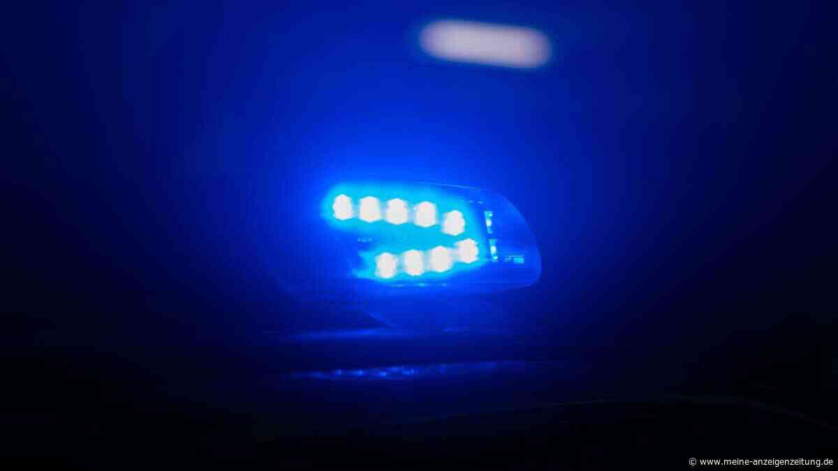 Motorradfahrer wird bei Sturz ins Feld geschleudert – schwer verletzt