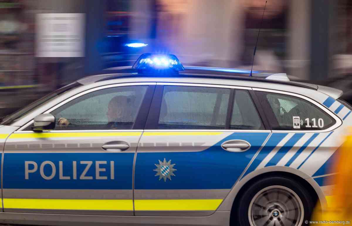 Mann will mit Eisenstange E-Scooter-Fahrer schlagen