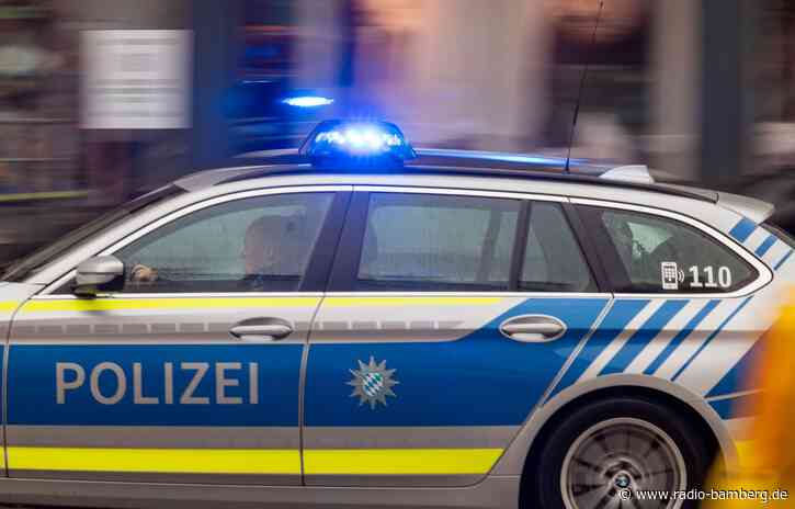 Mann will mit Eisenstange E-Scooter-Fahrer schlagen