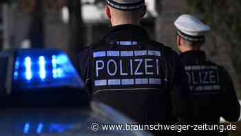 Oberkörperfreier Mann läuft mit Küchenmesser durch Wittingen