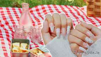 Looking like a Snack: Süße Picknick Nails sind das trendy Nageldesign für den Sommer