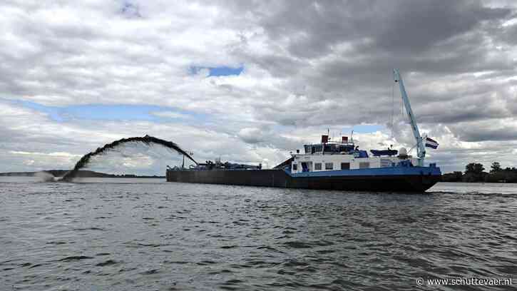 Rapide Dredger 3 baggert en tornt riviercruiseschip Viking Ullur vlot los