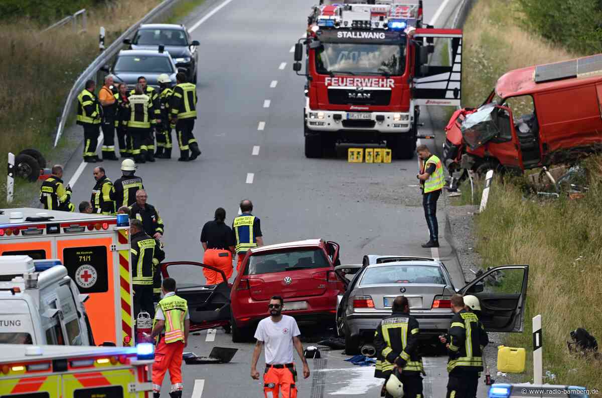 Sechs Verletzte bei Unfall mit vier beteiligten Fahrzeugen