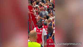 Daar is Arokodare: Ajax-aanwinst gepresenteerd in Johan Cruijff ArenA