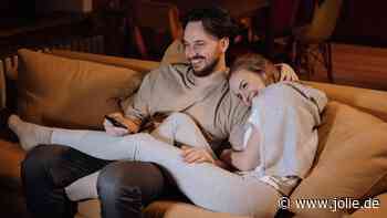 Netflix & Co.: 3 Serien-Hits, die auch dein Boyfriend ganz sicher lieben wird